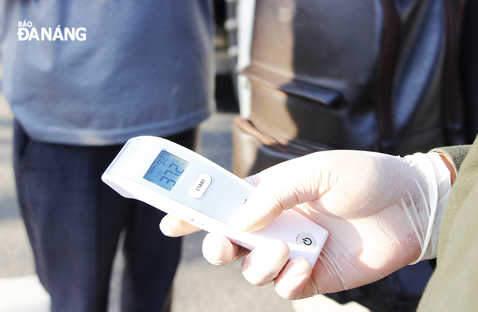 Những công dân có thân nhiệt trên 37 độ sẽ được hướng dẫn ra một khu riêng để đo lại sau đó mới lên xe.