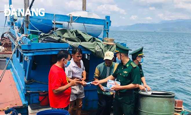 Biên phòng Cửa khẩu Cảng Đà Nẵng tặng khẩu trang cho ngư dân để phòng, chống dịch. (Ảnh chụp đầu tháng 7-2020). Ảnh: K.N