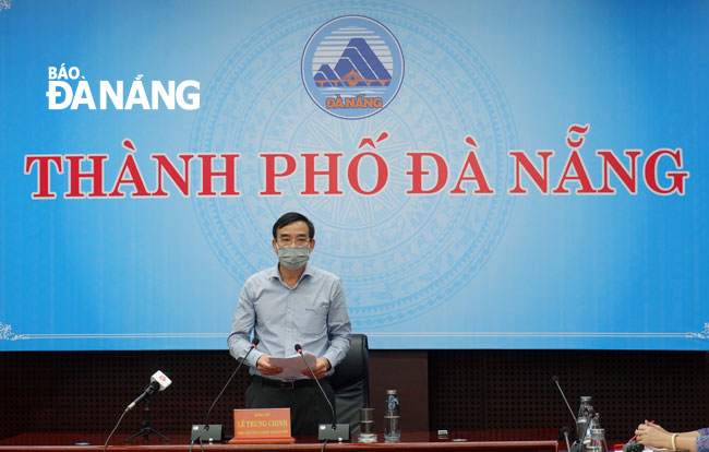 Phó Chủ tịch UBND thành phố Lê Trung Chinh tiếp tục kiến nghị Chính phủ có chỉ đạo, hướng dẫn các địa phương thống nhất các biện pháp phòng, chống Covid-19 đối với người đến từ Đà Nẵng. Ảnh: PHAN CHUNG