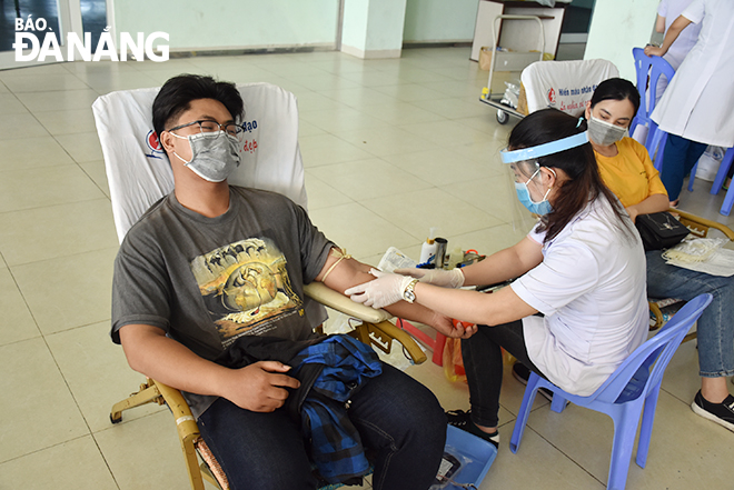 Tình nguyện viên tham gia hiến máu. Ảnh: Trần Khang