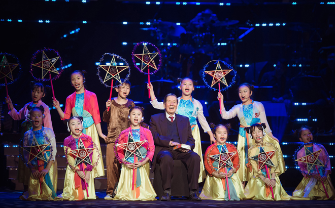 Nhạc sĩ Phạm Tuyên và các em nhỏ biểu diễn ca khúc Chiếc đèn ông sao trong đêm nhạc “Phạm Tuyên - nhớ và quên”. Ảnh: Nhân vật cung cấp