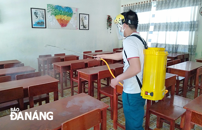 Trường THCS Lê Thánh Tôn (quận Hải Châu) phun thuốc khử trùng. Ngày 13-9, trường tiến hành tổng dọn vệ sinh để đón học sinh trở lại vào sáng 14-9. Ảnh: NGỌC PHÚ
