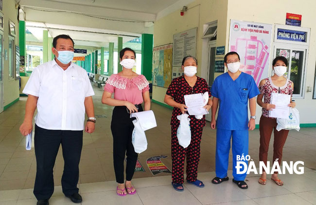 3 bệnh nhân nhiễm Covid-19 thứ 473, 965 và 1017 được điều trị khỏi và xuất viện sáng 13-9 tại Bệnh viện Phổi Đà Nẵng. Ảnh: T.P.