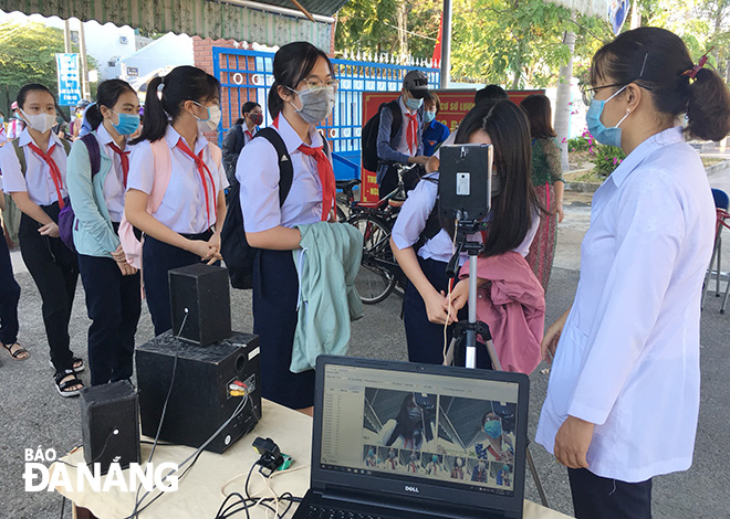 Trường THCS Lương Thế Vinh (quận Liên Chiểu) trang bị máy đo thân nhiệt tự động đo cho học sinh khi vào lớp học.