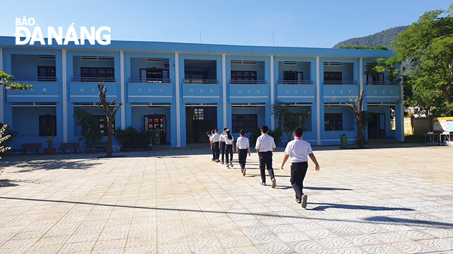 Học sinh Trường THCS Nguyễn Tri Phương (xã Hòa Bắc, huyện Hòa Vang) thực hiện giãn cách khi vào lớp học.