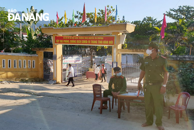 Lực lượng Công an xã Hòa Bắc, huyện Hòa Vang làm nhiệm vụ bảo vệ an ninh trật tự, không để phụ huynh tập trung đông người tại trước cổng trường.