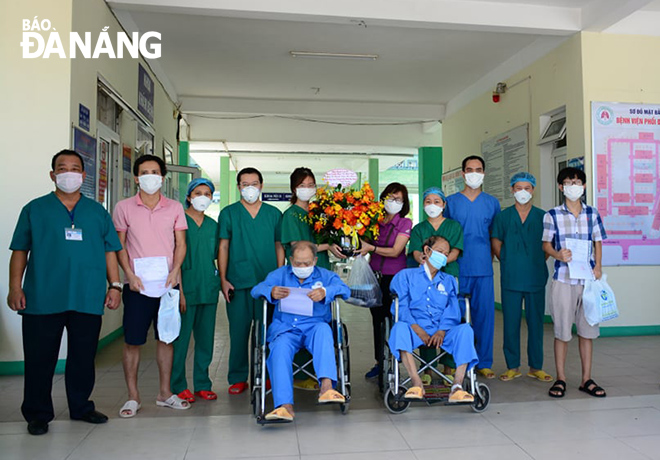 4 bệnh nhân xuất viện ngày 14-9 tại Bệnh viện Phổi Đà Nẵng. Ảnh: PV