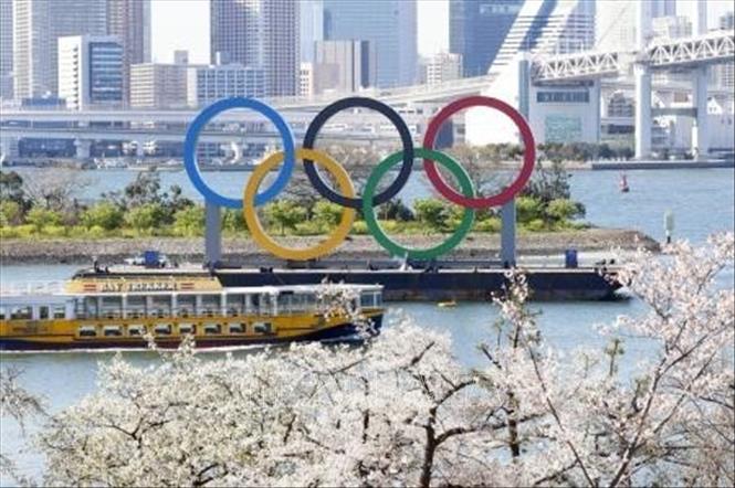 Biểu tượng của Olympic Tokyo 2020 tại Tokyo, Nhật Bản, ngày 27/3/2020. Ảnh: AFP/TTXVN