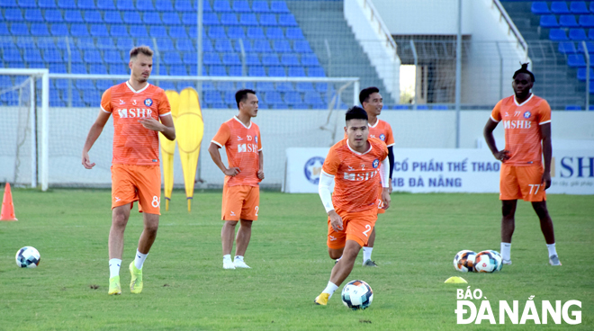 Các cầu thủ SHB Đà Nẵng tỏ ra rất hưng phấn ở những buổi tập gần đây trên sân Hòa Xuân.  Ảnh: ANH VŨ