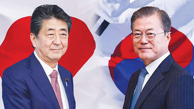 Mối quan hệ giữa Nhật Bản và Hàn Quốc dưới thời Thủ tướng Abe Shinzo (trái) và Tổng thống Moon Jae-in khá căng thẳng. Ông Moon đã gửi thư đến tân Thủ tướng Nhật Bản Suga Yoshihide, khẳng định sẵn sàng cải thiện quan hệ song phương. Ảnh: Reuters