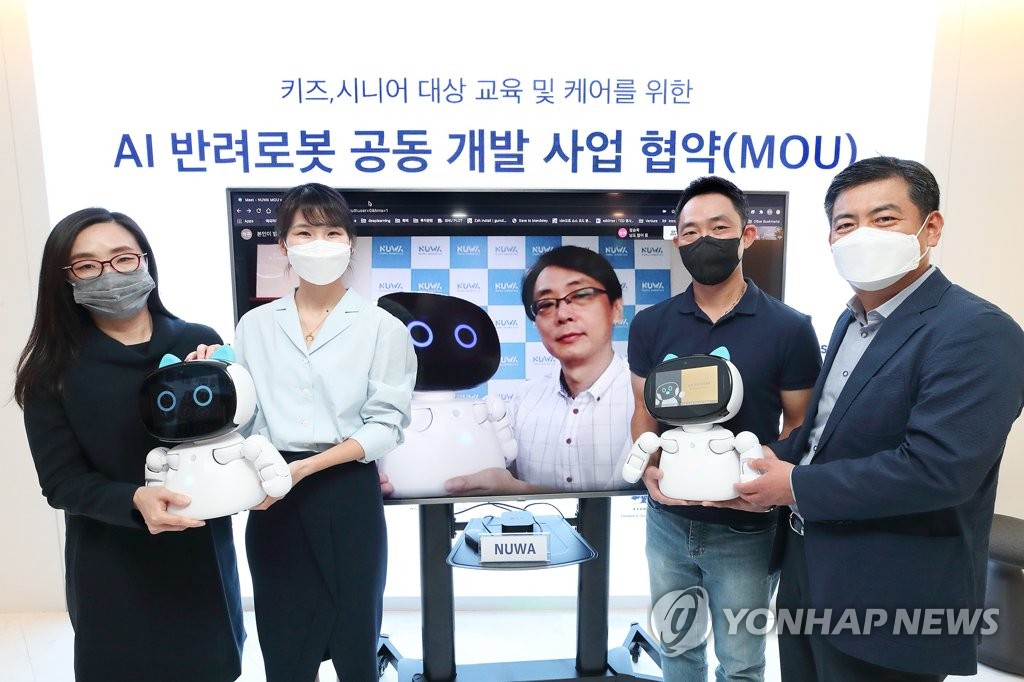 Công ty viễn thông KT Corp của Hàn Quốc đã ký một thỏa thuận với đơn vị viễn thông của công ty Internet Kakao Corp để phát triển một robot phục vụ trẻ em và người già. Ảnh: Yonhap