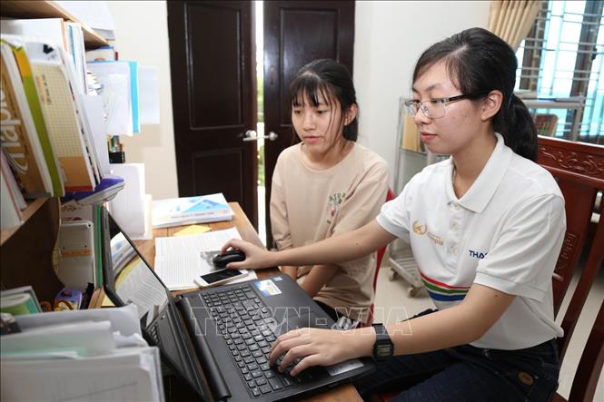 Nguyễn Thị Thu Hằng (áo trắng) tìm hiểu các kiến thức trên mạng.