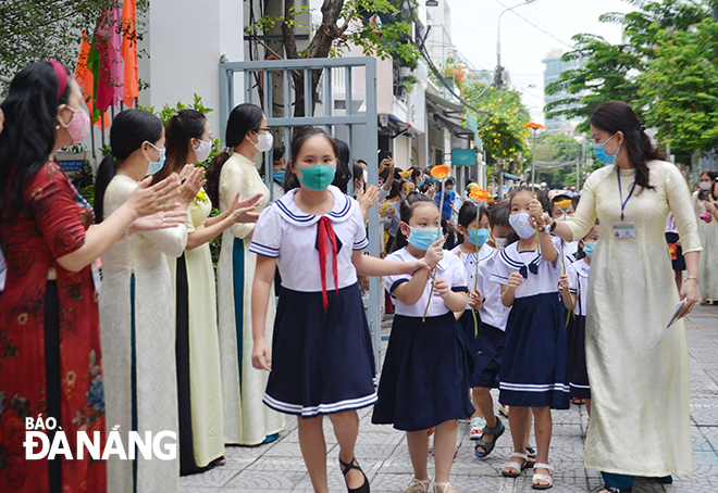 Các trường tiểu học tổ chức đón học sinh như ngày đầu khai giảng, khiến học sinh, phụ huynh cảm thấy phấn khởi. (Trong ảnh: Trường tiểu học Lê Lai, quận Hải Châu tổ chức đón học sinh ngày đầu năm học mới).