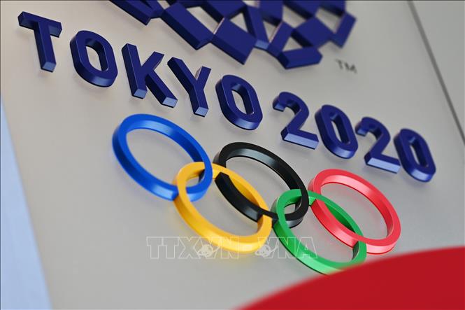 Biểu tượng Olympic Tokyo 2020 tại Tokyo, Nhật Bản. Ảnh: AFP/TTXVN