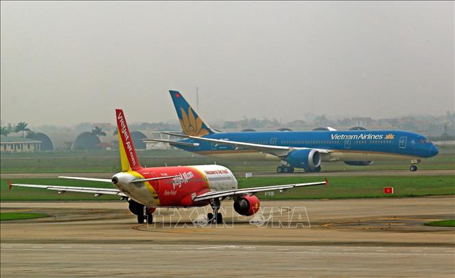 Máy bay của hai hãng hàng không Vietnam Airlines và Vietjet Air. Ảnh: Huy Hùng/TTXVN