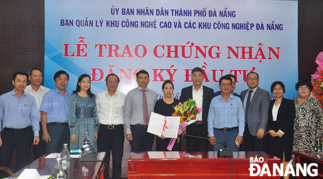 Phó Chủ tịch UBND thành phố Hồ Kỳ Minh (thứ sáu, trái sang) trao giấy chứng nhận đầu tư cho Công ty CP Công nghệ -  Viễn thông Sài Gòn. Ảnh: THÀNH LÂN	
