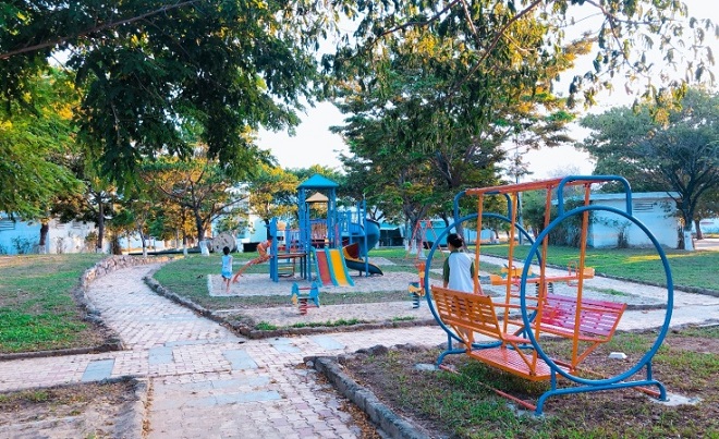 Khuôn viên cây xanh, ghế đá, khu vui chơi… nơi chiều chiều trẻ con, người lớn tụ tập vui chơi sau ngày dài học tập và làm việc.