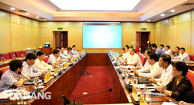 A scene of the working session between representatives from the Ministry of Planning and Investment on Monday met with the Da Nang leaders