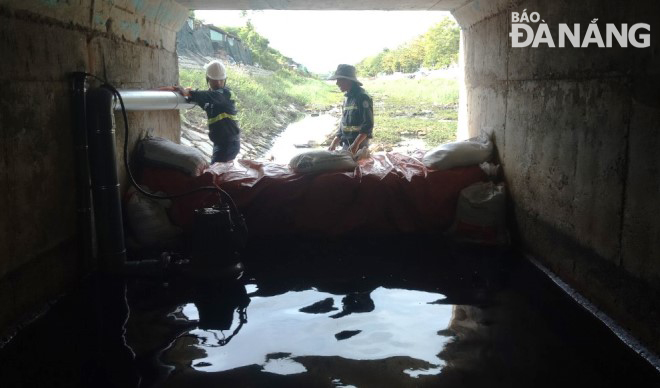 Công ty Thoát nước và Xử lý nước thải Đà Nẵng đã đắp lại đập tạm tại cống 3 khoang ở thượng lưu kênh Phần Lăng và vận hành hệ thống thu gom nước thải để ngăn chặn ô nhiễm cho hồ Bàu Trảng. (Ảnh do công ty cung cấp).