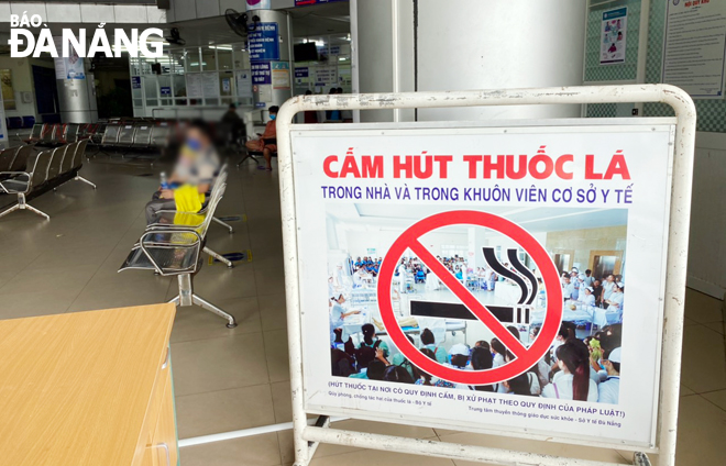 Hệ thống biển báo tuyên truyền việc không hút thuốc đặt khắp nơi tại Bệnh viện Phụ sản-Nhi Đà Nẵng. Ảnh: Q.T