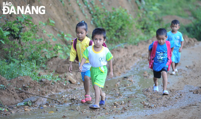Nhiều em nhỏ ở Trà Leng tự đi đến trường.