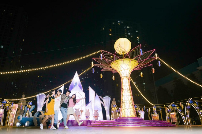 TTTM Vincom nổi danh là điểm đến luôn mang đến những Décor cực ấn tượng dịp Trung thu, năm nay Vincom tiếp tục ghi dấu kỷ lục Cây Đèn lồng Hoa đăng lớn nhất Việt Nam tại Vincom Mega Mall Royal City.