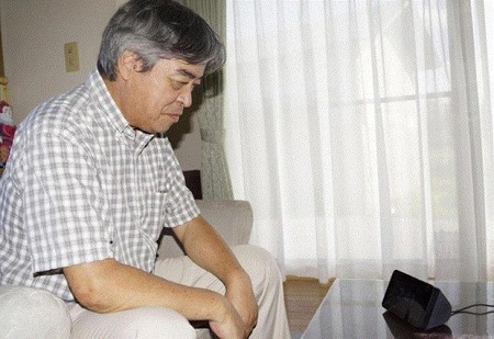 Ông Katsunori Endo và chiếc loa thông minh - Ảnh: Kyodo