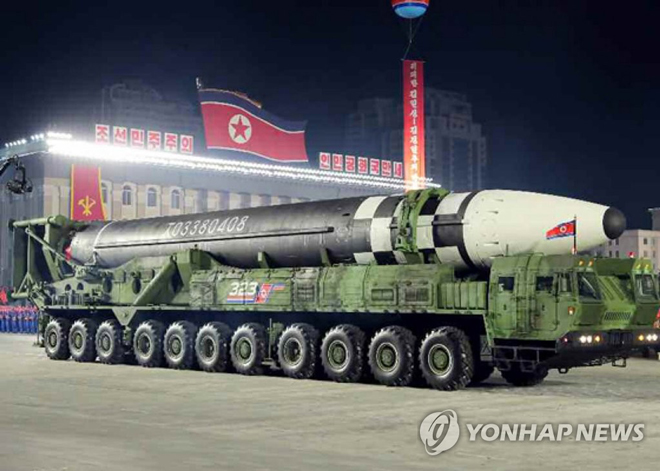 Triều Tiên duyệt binh với tên lửa mới, Mỹ kêu gọi đàm phán