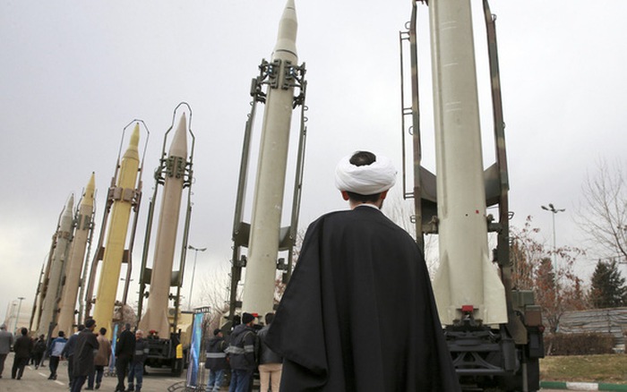 Iran tuyên bố được tự do mua bán vũ khí từ ngày 18-10