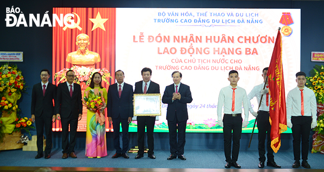 Trường Cao đẳng Du lịch Đà Nẵng đón nhận Huân chương Lao động hạng Ba