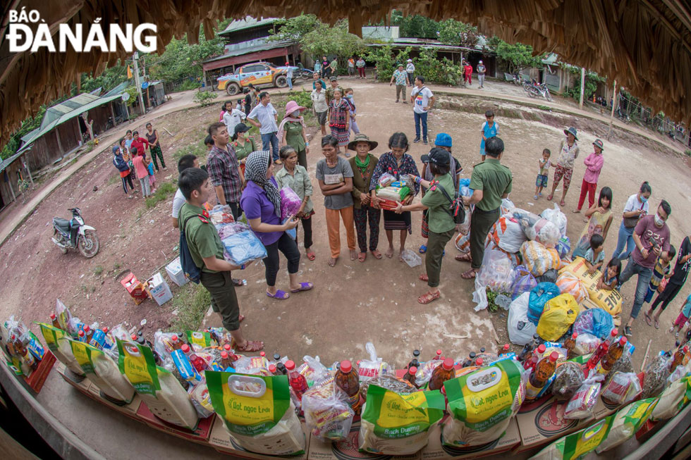Hàng hóa tiếp tế được đưa đến các thôn làng đồng bào Cơ tu huyện Tây Giang bị ảnh hưởng nặng do lũ.