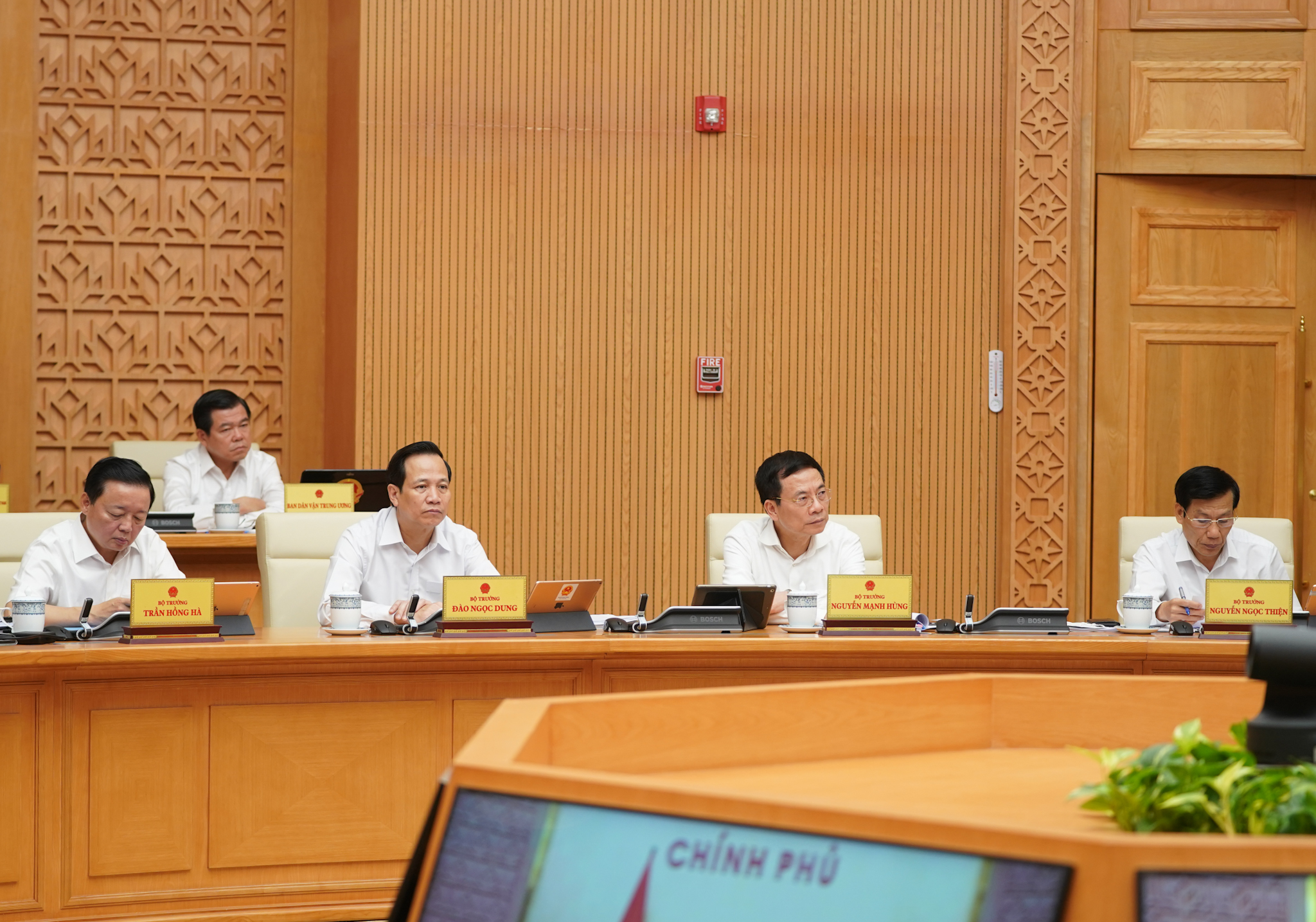 Các thành viên Chính phủ tham dự phiên họp. Ảnh: VGP/Quang Hiếu