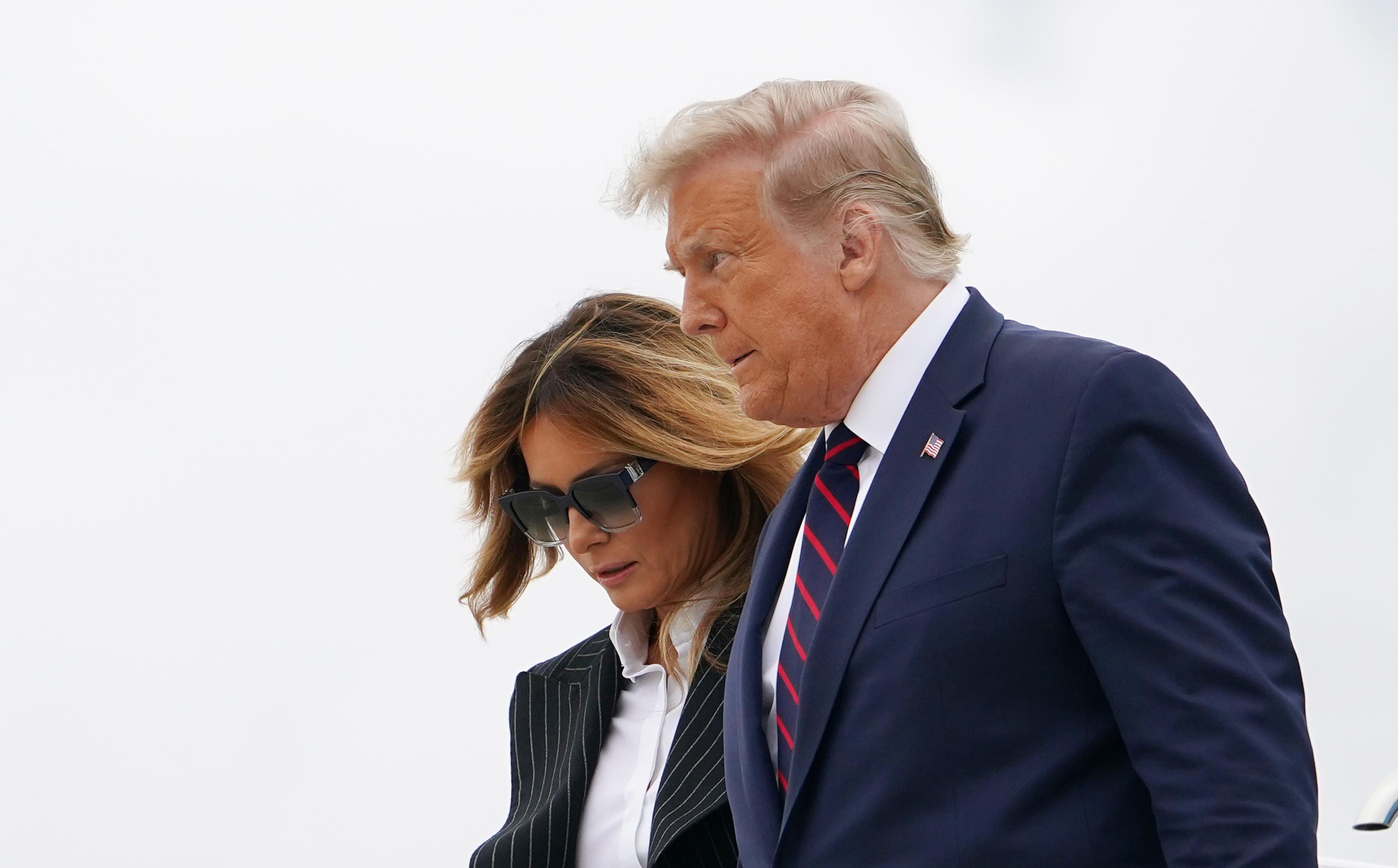 Tổng thống Donald Trump và phu nhân Melania rời chuyên cơ Không lực 1 khi đến Cleveland, bang Ohio, tham gia cuộc tranh luận trực tiếp với đối thủ Joe Biden ngày 29-9.               Ảnh: AFP/Getty Images