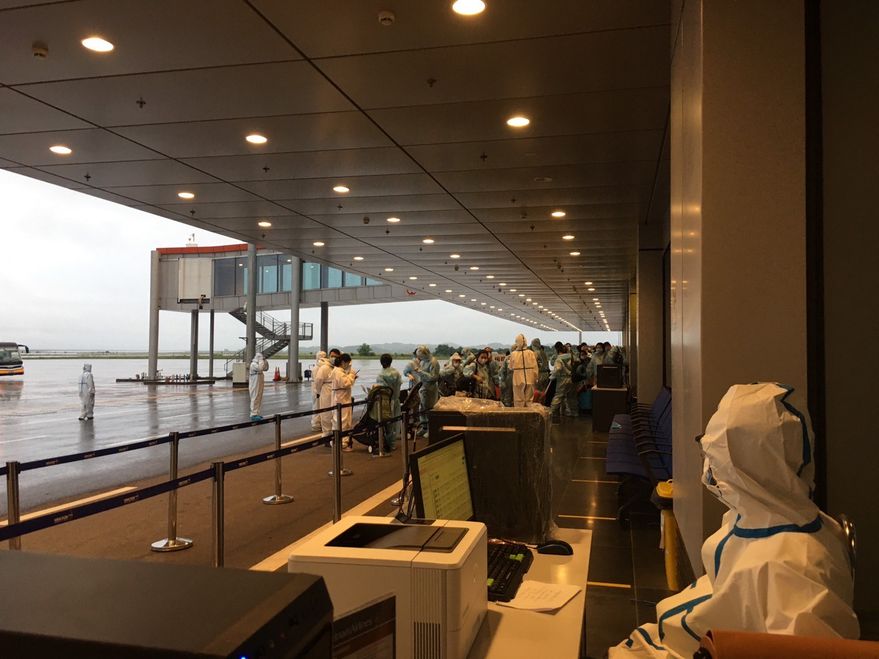 Khách nhập cảnh tại sân bay quốc tế Vân Đồn, tỉnh Quảng Ninh sáng 3/10. Ảnh: VGP/Hiền Minh