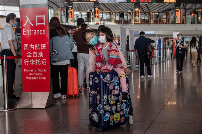 Hành khách đeo khẩu trang phòng lây nhiễm COVID-19 tại sân bay quốc tế ở Bắc Kinh, Trung Quốc, ngày 30/9/2020. Ảnh: AFP/TTXVN