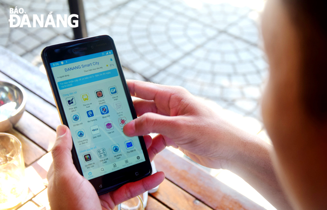 Người dân trải nghiệm, khám phá ứng dụng Danang Smart City trên điện thoại di động. Ảnh: TRỌNG HUY