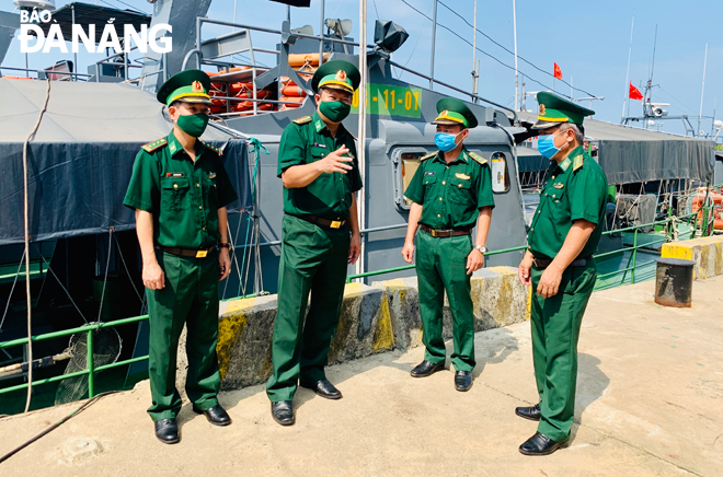 Đại tá Trần Công Thành (thứ 2, trái sang) kiểm tra công tác phòng, chống lụt bão tại Hải đội 2 Bộ đội Biên phòng thành phố. Ảnh: Bá Vĩnh