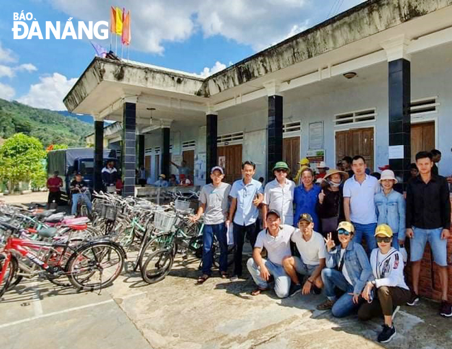 Trao xe đạp và hàng hóa thiết yếu cho người dân thị trấn Trà Mai, huyện Nam Trà My, tỉnh Quảng Nam ngày 26-9-2020. (ảnh nhân vật cung cấp)