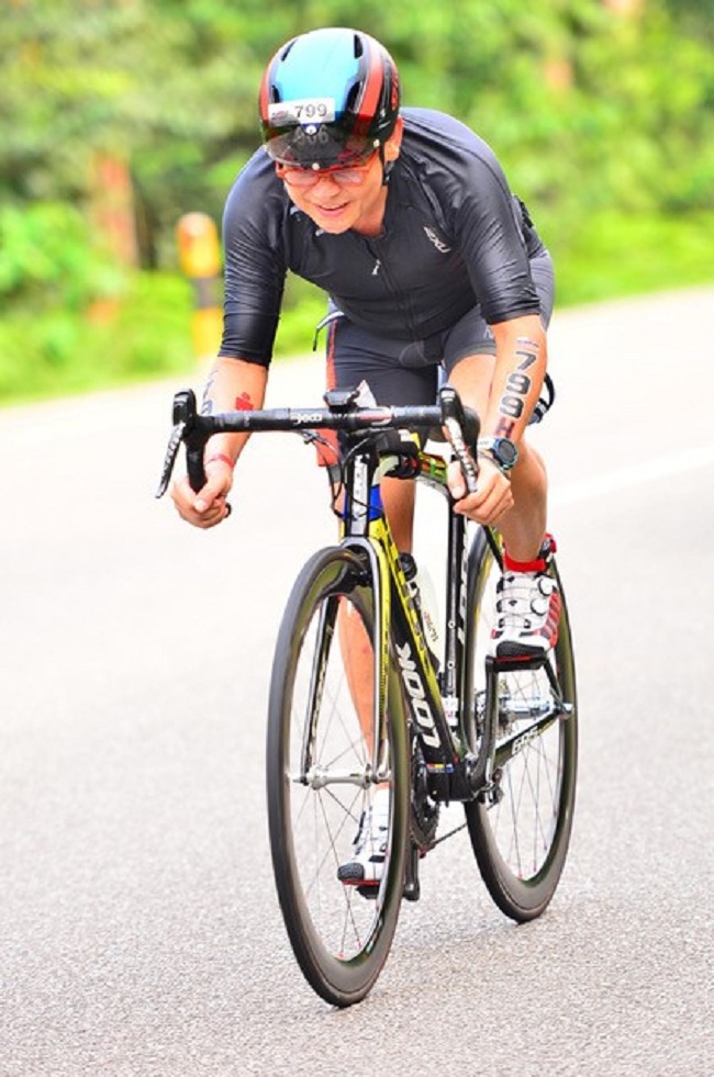 GS. Dương Nguyên Vũ trên đường đua tại cuộc thi Ironman 70.3 Bintan, Indonesia 2016.