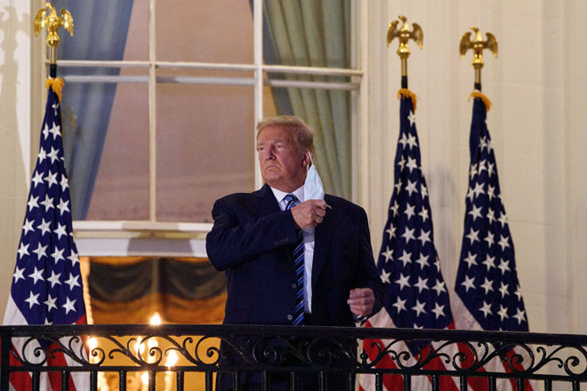 Tổng thống Donald Trump tháo khẩu trang khi vừa từ Trung tâm Y tế quân đội quốc gia Walter Reed về đến Nhà Trắng tối 5-10 (giờ Mỹ).  Ảnh: AFP/Getty Images