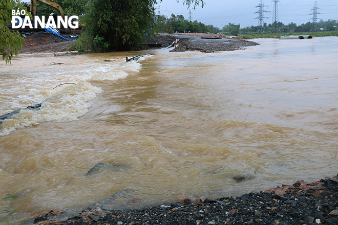 Mưa lớn khiến dòng nước chảy xiết, gây ngập lụt lên đường công vụ, ngăn cách giữa thôn Quan Nam 1 và thôn Quan Nam 4