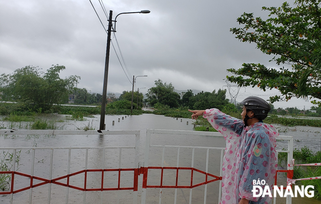 Hàng rào được dựng lên để ngăn người dân đi vào khu vực nguy hiểm ở xã Hòa Phong. Ảnh: XUÂN SƠN