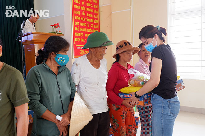 Chị Lê Thị Hoài Thương, Chủ nhiệm CLB Chia sẻ và yêu thương tặng quà cho các hộ khó khăn, người già neo đơn tại xã Duy Vinh vào sáng ngày 4-10.