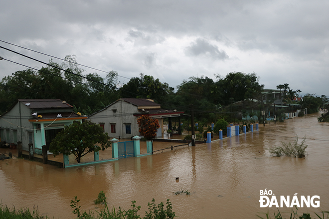 Một khu dân cư tại xã Hòa Khương bị nước lũ bao vây. Ảnh: VĂN HOÀNG