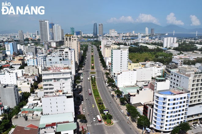 Đà Nẵng đã có nhiều thành tựu trong phát triển đô thị và đang tạo ra động lực phát triển kinh tế. TRONG ẢNH: Tuyến đường Phạm Văn Đồng, quận Sơn Trà. 				     Ảnh: HOÀNG HIỆP