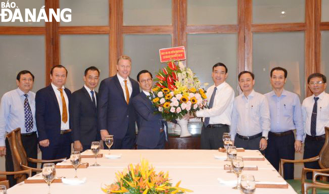 Phó Chủ tịch UBND thành phố Lê Trung Chinh (thứ 4 từ phải sang) tặng hoa, chúc mừng Khu nghỉ dưỡng Furama Đà Nẵng. Ảnh: THU HÀ.