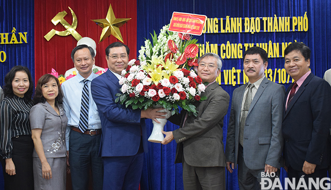 Chủ tịch UBND thành phố Huỳnh Đức Thơ đến thăm và chúc mừng cán bộ, người lao động Công ty CP Seatecco sáng 13-10.