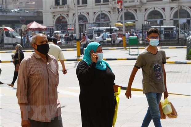 Người dân đeo khẩu trang phòng dịch COVID-19 tại Cairo, Ai Cập ngày 29/9/2020. (Nguồn: THX/TTXVN)