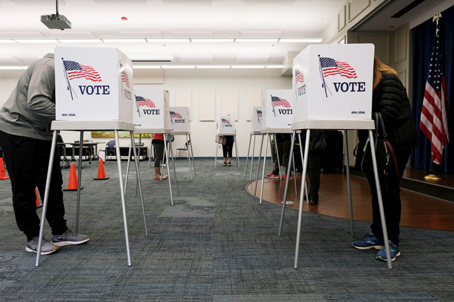 Cử tri đi bỏ phiếu sớm tại Thư viện cộng đồng hạt Scott ở Georgetown, bang Kentucky ngày 13-10-2020. Ảnh: Reuters