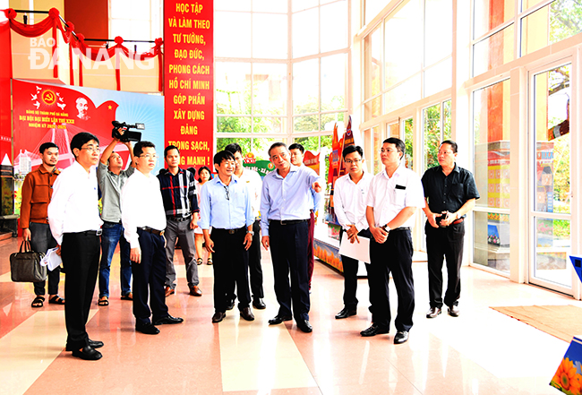 Bí thư Thành ủy Trương Quang Nghĩa cùng các thành viên trong đoàn kiểm tra công tác trang trí tại khu vực tiền sảnh của hội trường.Ảnh: ĐẶNG NỞ